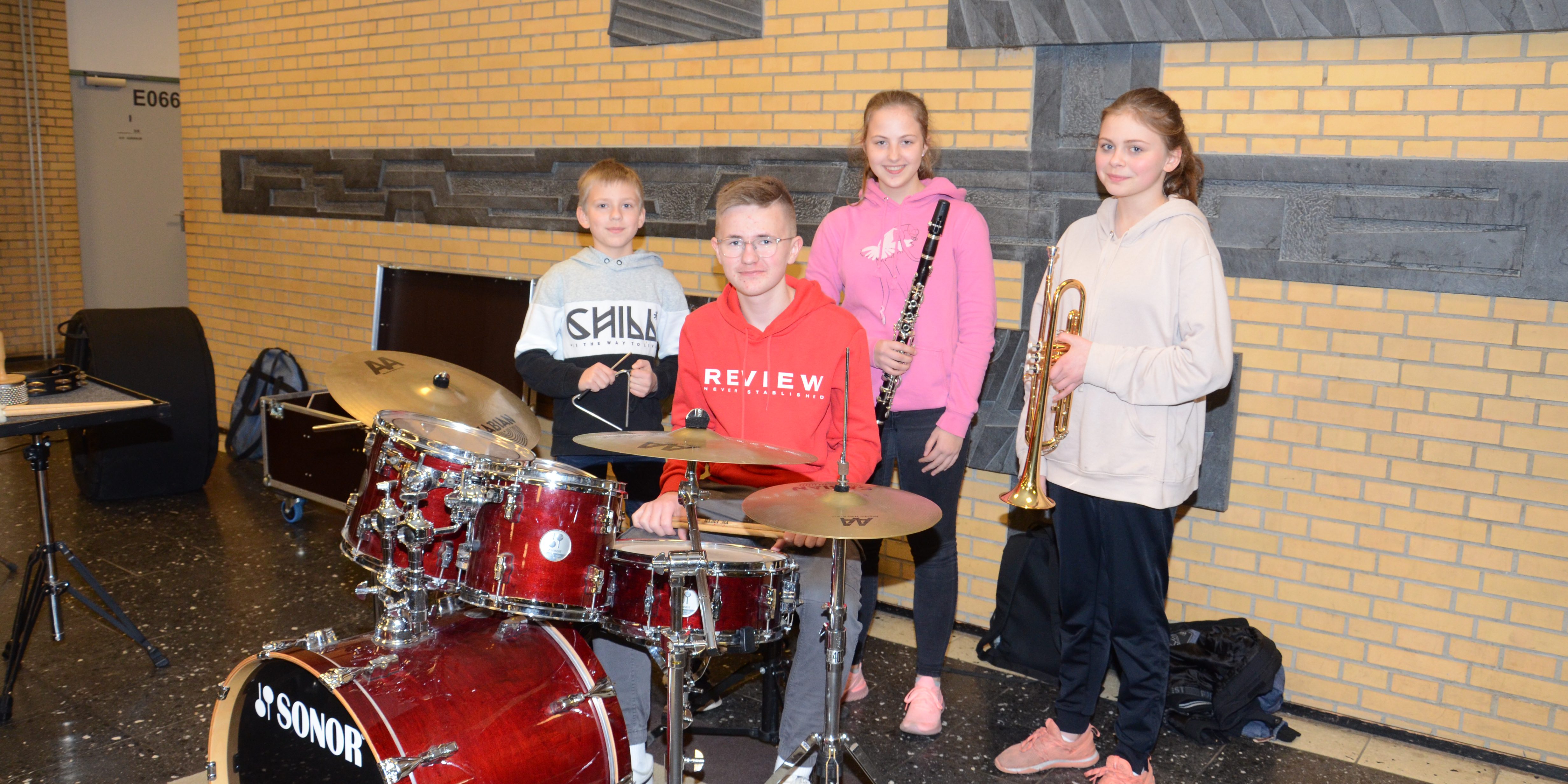 Jannes, Hannes, Paula und Kimberly freuen sich auf musikalische Unterstützung!