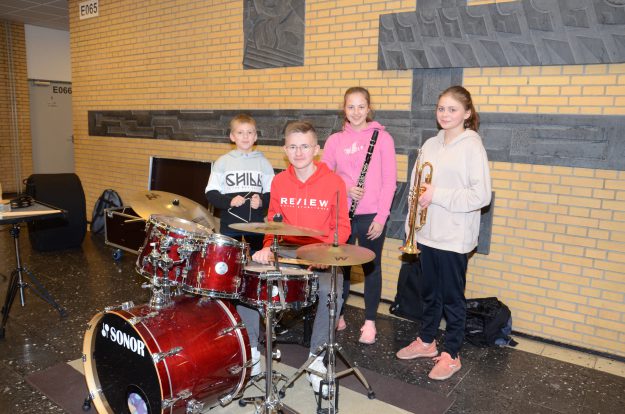 Jannes, Hannes, Paula und Kimberly freuen sich auf musikalische Unterstützung!